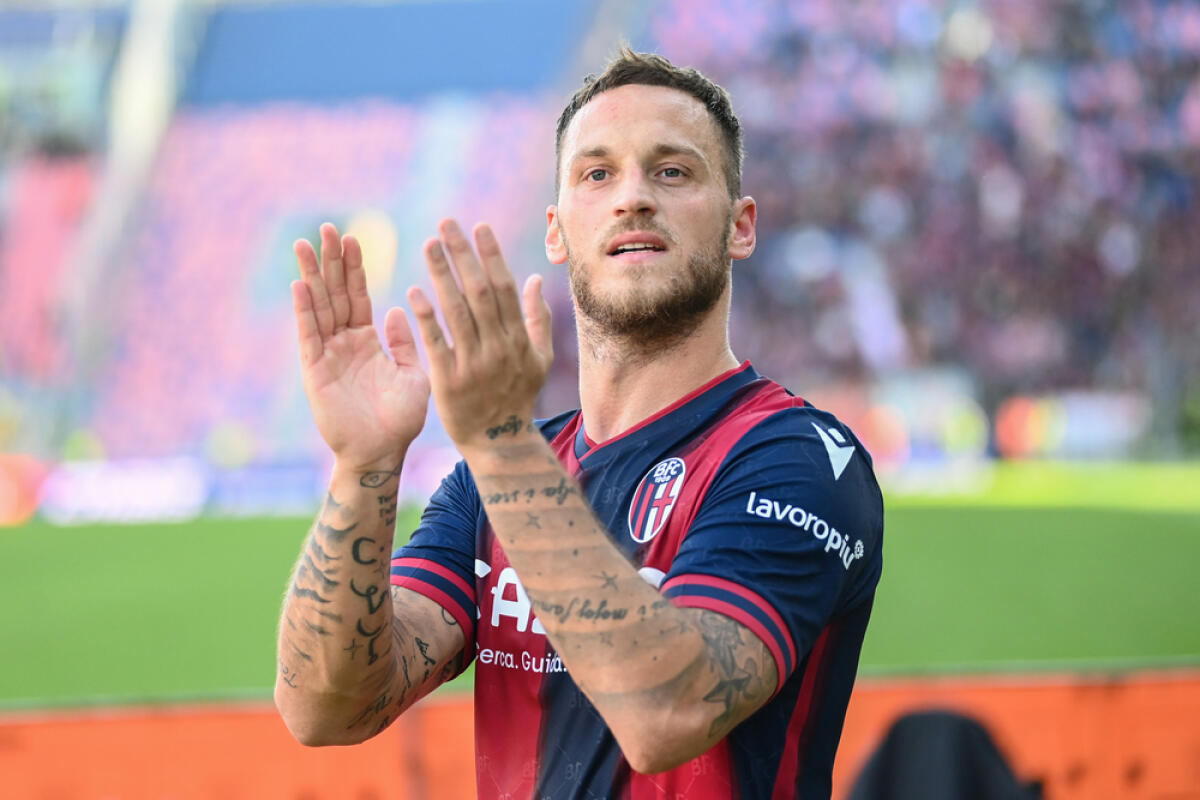 Bologna, sorride Thiago Motta: le novità su Arnautovic - Marko Arnautovic (Bologna Fc) greets supporters  during  italian soccer Serie A match Bologna FC vs Torino FC at the Renato Dall'Ara stadium in Bologna, Italy, November 06, 2022 - Credit: Gianluca Ricci
