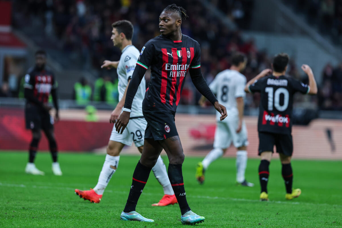 Milan, caso Leao: c'è la nuova decisione di Pioli - Rafael Leao of AC Milan looks on during Serie A 2022/23 football match between AC Milan and Spezia Calcio at Giuseppe Meazza Stadium, Milan, Italy on November 05, 2022 - Credit: Fabrizio Carabelli/LiveMedia