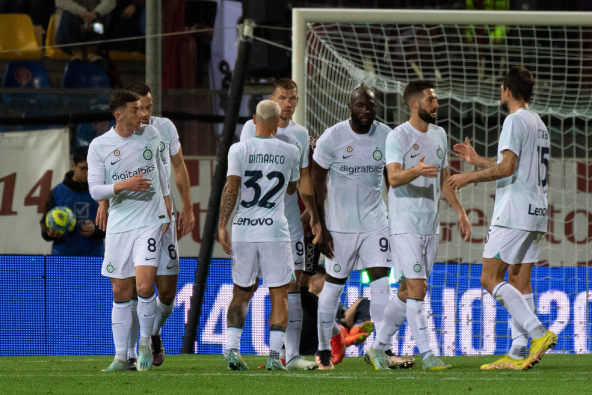 Le date della Serie A 2023/24: si gioca anche a Natale - Edin Dzeko Inter celebrates a gol 0-1  during friendly football match Reggina vs Inter at the Stadio Granillo in Reggio Calabria, Italy, December 22, 2022 - Credit: Valentina Giannettoni