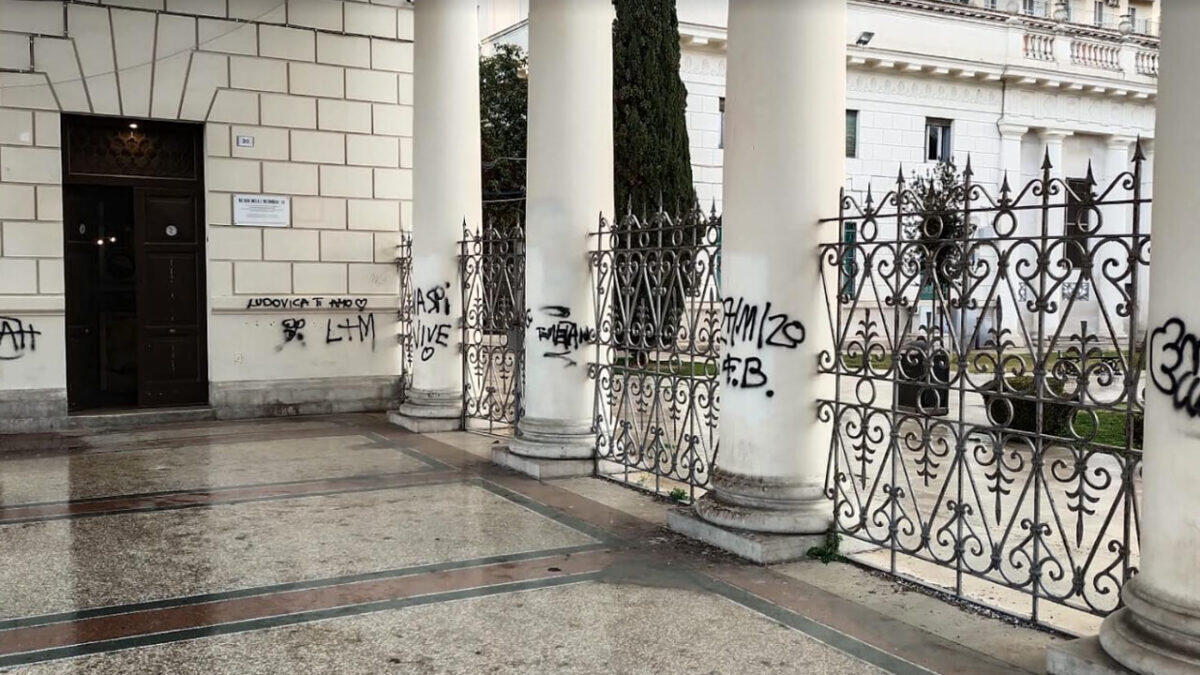 Foggia, imbrattato il pronao della Villa Comunale. La condanna di GN - 