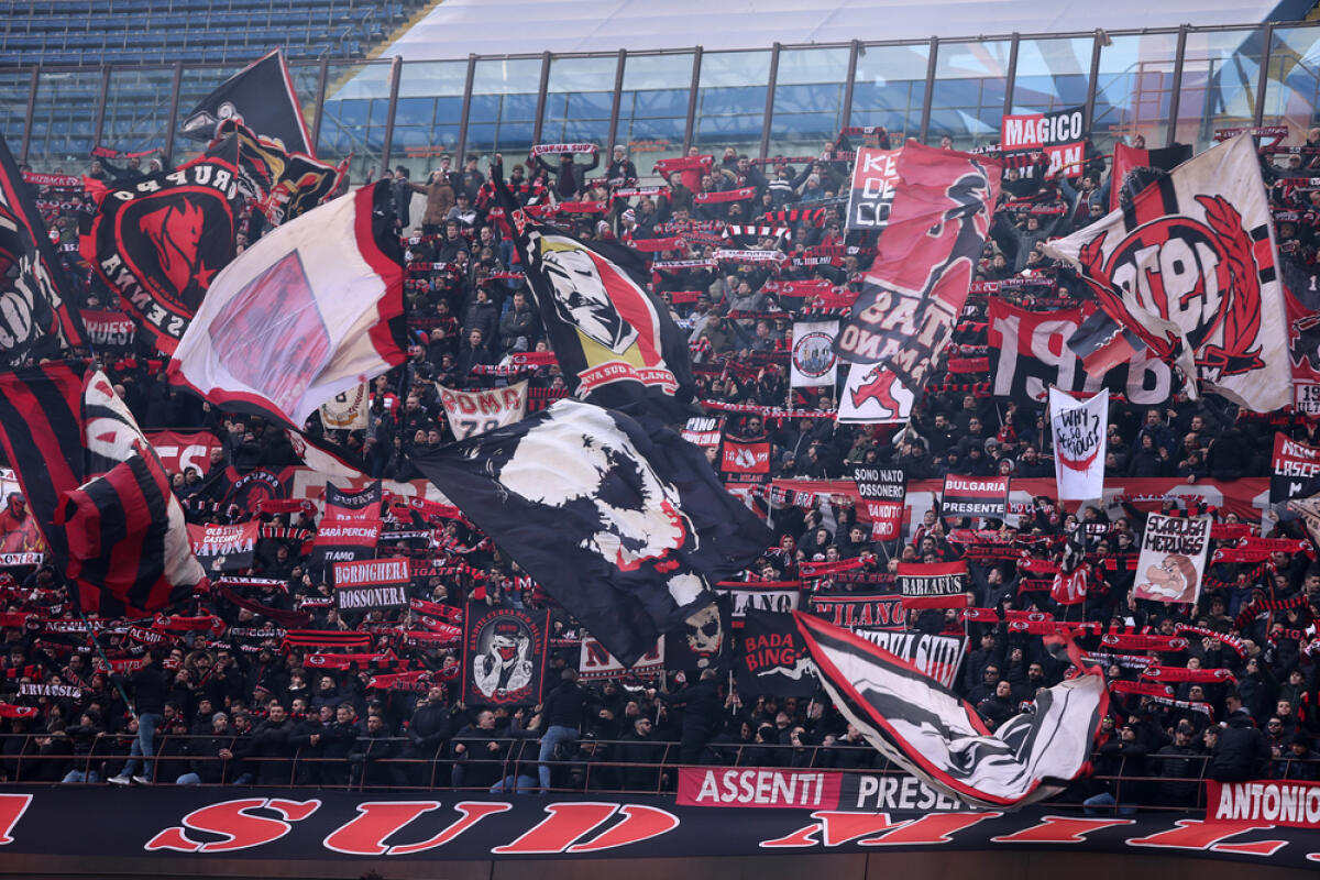 Milan-Empoli, Pioli pensa alla Champions: tris di novità - Milano, Italy. 19th January 2020. Italian Serie A. Ac Milan vs Udinese Calcio. Supporters   of Ac Milan.