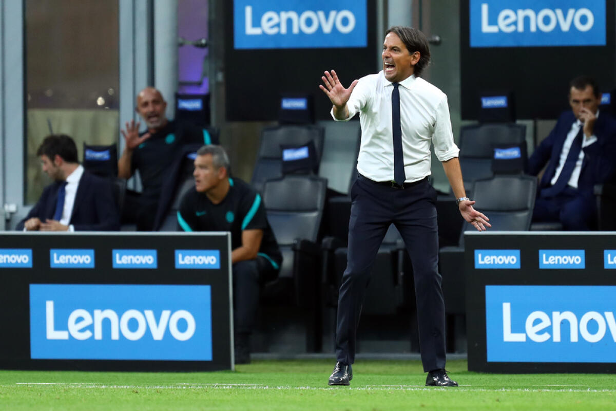 Inzaghi verso l'esonero: chi arriverebbe? - Milano, 21 August 2021. Simone Inzaghi, head coach of Fc Internazionale  gestures during the Serie A match between Fc Internazionale and Genoa Cfc at Stadio Giuseppe Meazza .