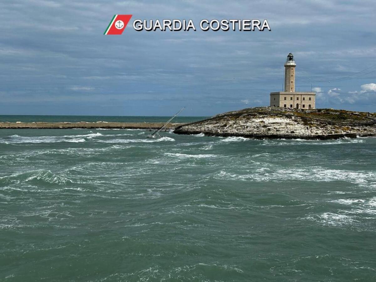 Unità a vela soccorsa nel porto di Vieste - 