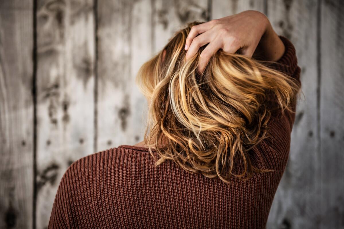 Capelli secchi e spenti: come trattarli per ritrovare la luminosità - 