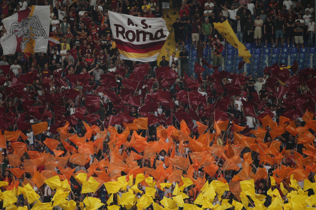 Roma, servono 40 milioni di euro: ecco il sacrificato - ROME, Italy - 26.09.2021: Coreography as roma fans in action during the Italian Serie A football match between SS LAZIO VS AS ROMA at Olympic stadium in Rome on september 26th, 2021.