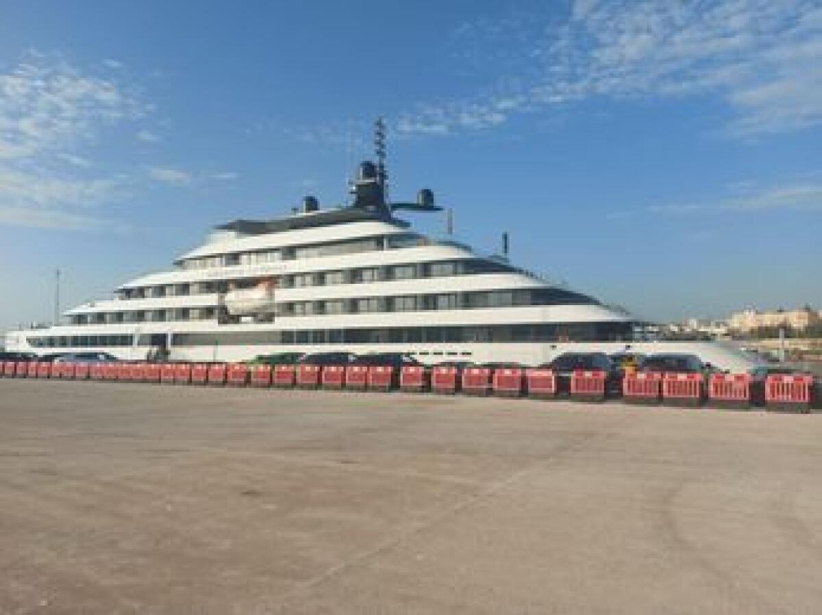 A Manfredonia il mega yacht di lusso Emerald Azzurra - 