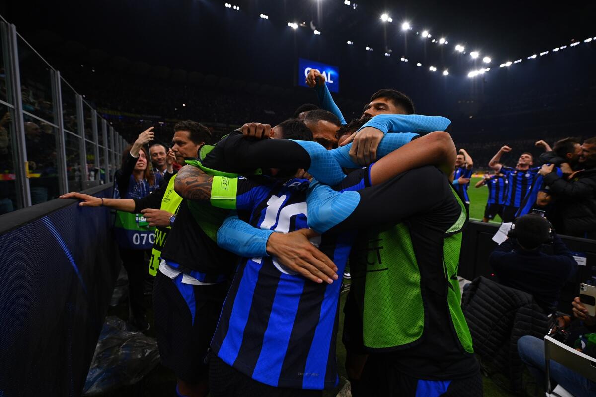 Inter, ufficiali due operazioni: arriva un difensore, via un attaccante - 