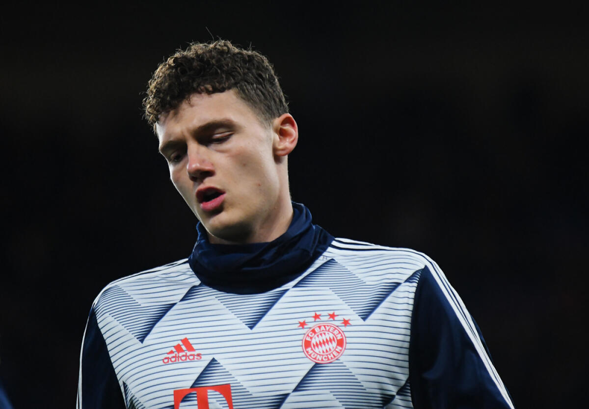 Tuchel prova a trattenere Pavard, ma... - LONDON, ENGLAND - FEBRUARY 26, 2020: Benjamin Pavard of Bayern ured during the 2019/20 UEFA Champions League Round of 16 game between Chelsea FC and Bayern Munich at Stamford Bridge.