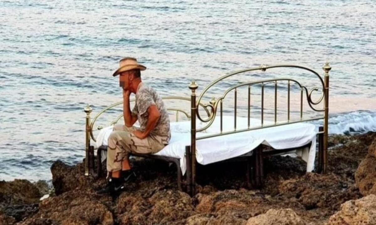 Letto matrimoniale sugli scogli, per la notte di San Lorenzo. Il sindaco non la prende bene - 