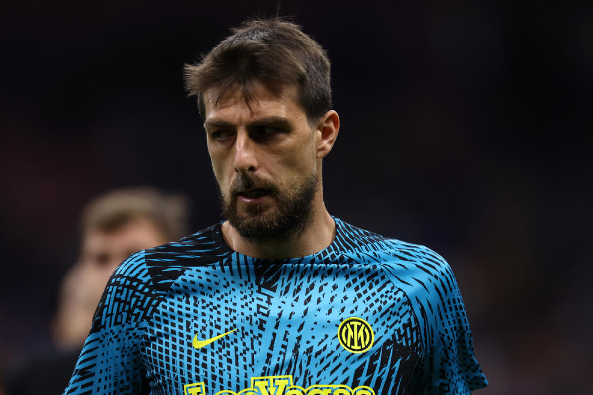 Si ferma Acerbi, ecco quante giornate salterà - Francesco Acerbi of Fc Internazionale during the Uefa Champions League quarter-final second leg match between Fc Internazionale and Sl Benfica at Stadio Giuseppe Meazza on April 19, 2023 in Milano Italy .