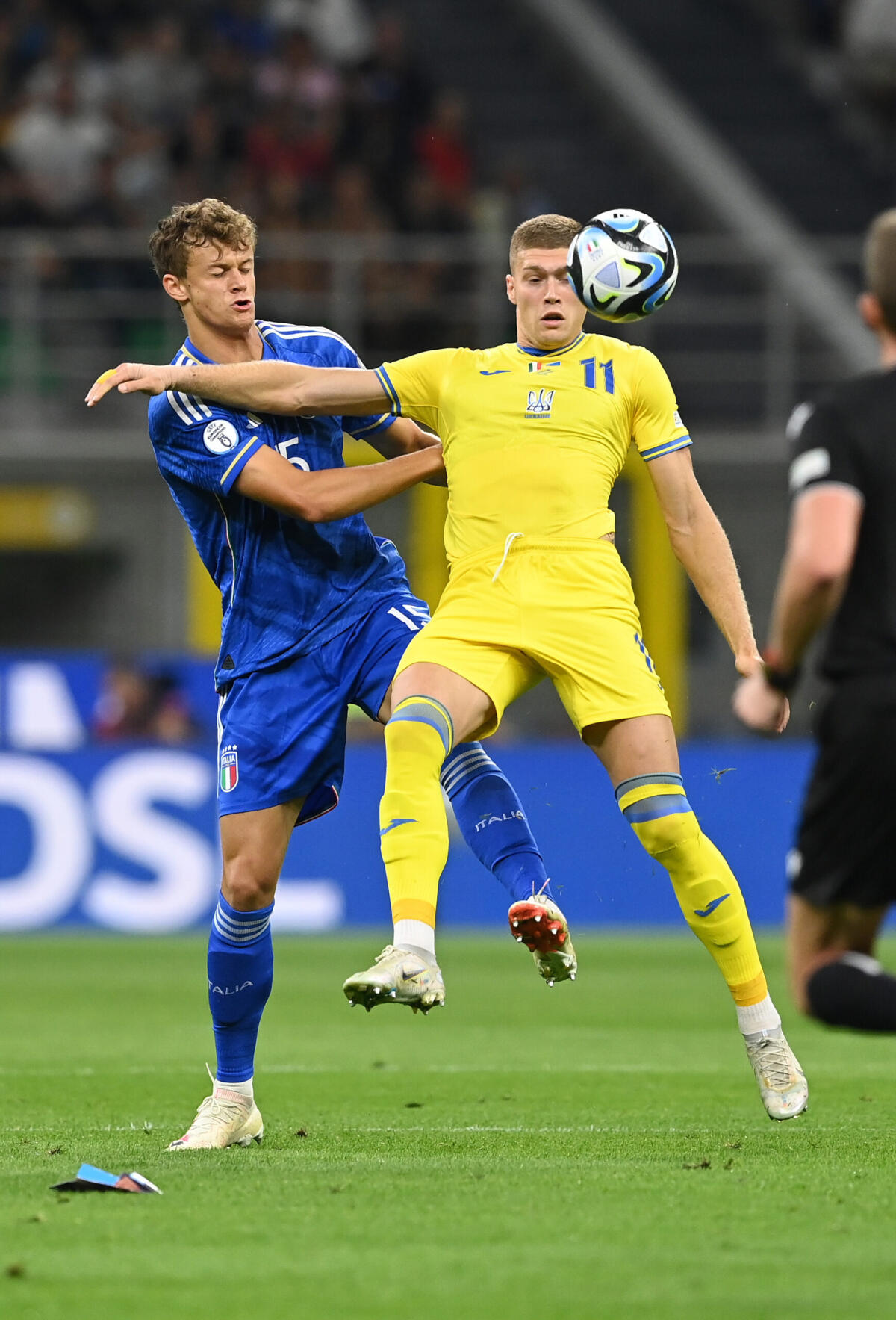 Sorpresa Scalvini: "C'è stato lo spirito giusto" - MILAN, ITALY - SEPTEMBER 12:  Giorgio Scalvini of Italy competes for the ball with Artem Dovbyk of Ukraine during the UEFA EURO 2024 European qualifier match between Italy and Ukraine at Stadio San Siro on September 12, 2023 in Milan, Italy. (Photo b