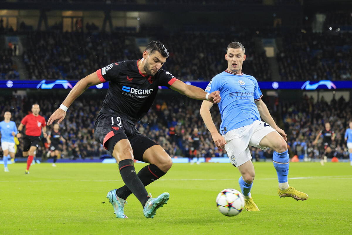 Milan, ecco l'attaccante! - Rafa Mir #12 of Sevilla crosses the ball watched by Sergio Gomez #21 of Manchester City during the UEFA Champions League match Manchester City vs Sevilla at Etihad Stadium, Manchester, United Kingdom, 2nd November 2022

(Photo by Conor Molloy/News Im