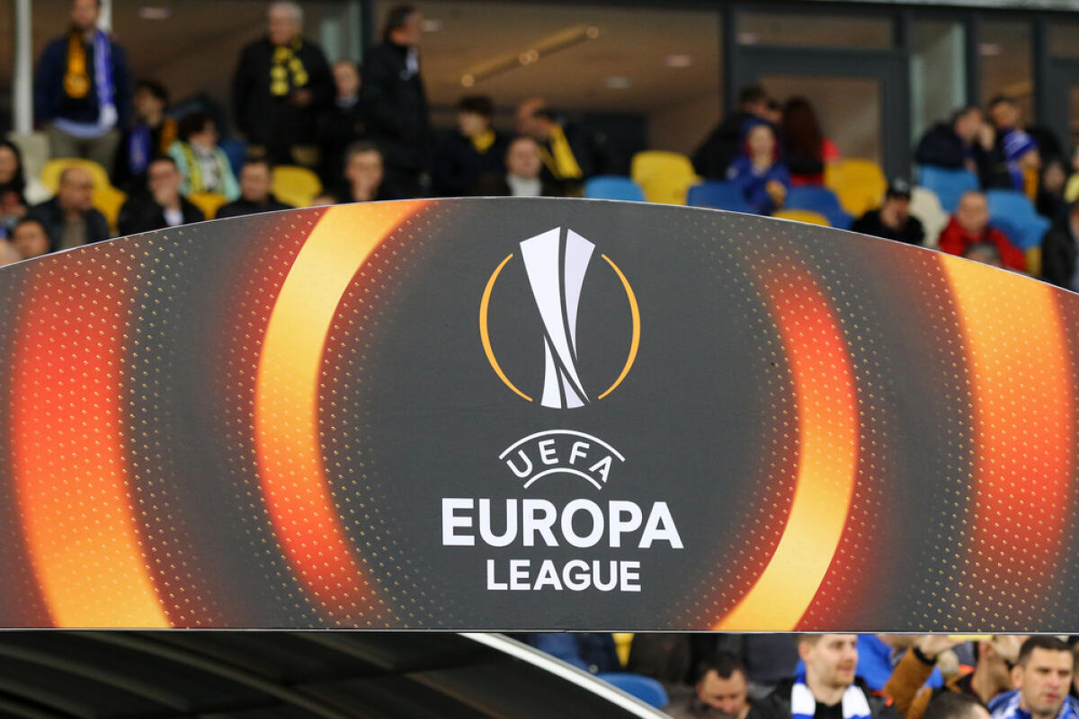I gironi di Europa League: Roma fortunata - KYIV, UKRAINE - OCTOBER 26, 2017: Official UEFA Europa League logo on the decoration board during UEFA Europa League game FC Dynamo Kyiv v Young Boys at NSC Olimpiyskyi stadium in Kyiv, Ukraine