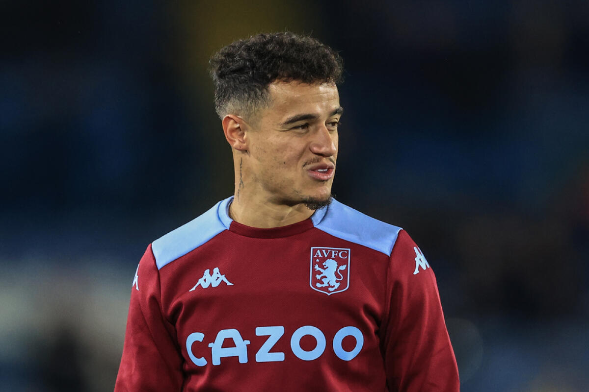 Altri due talenti della Premier in Arabia - Philippe Coutinho #23 of Aston Villa during the pre-game warmup