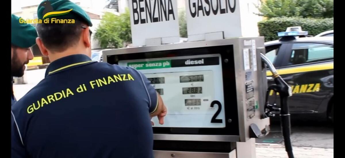 Nel foggiano la Gdf scopre due distributori di carburante abusivi e 26 irregolarità - 