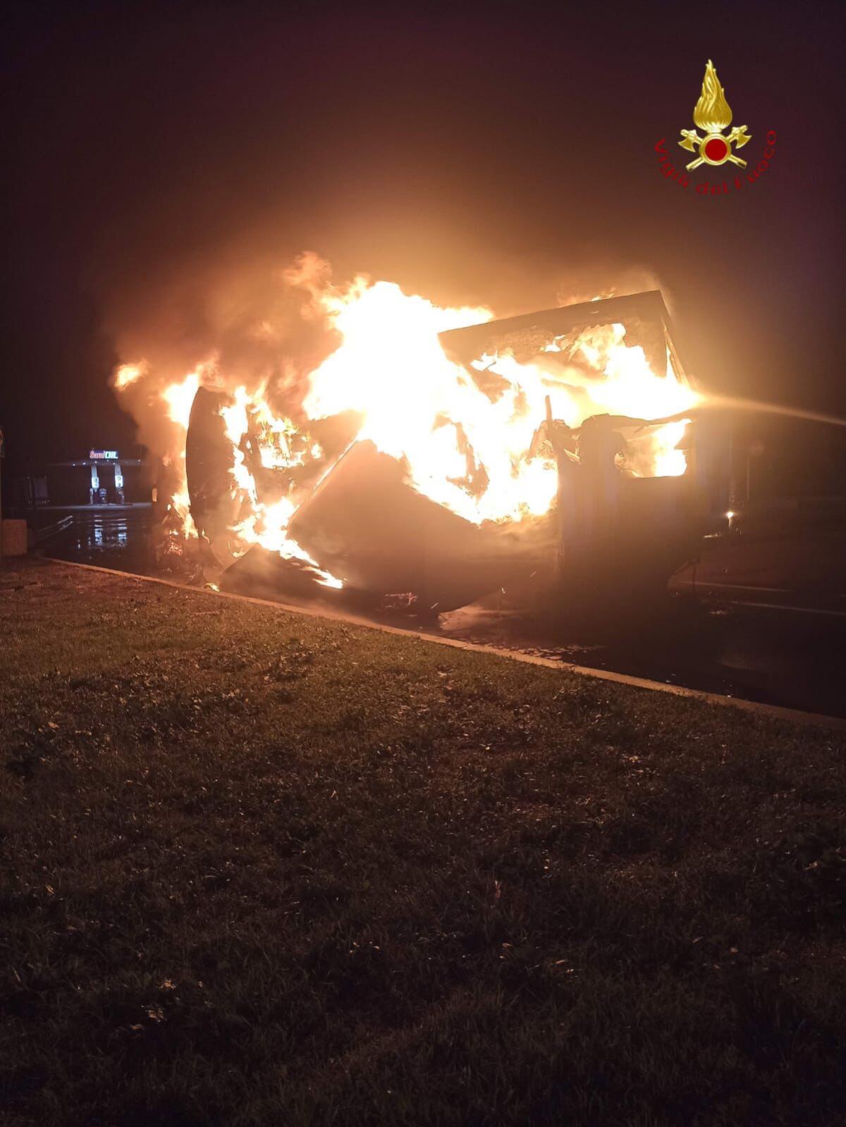 Incendio in autostrada, prende fuoco un tir - 
