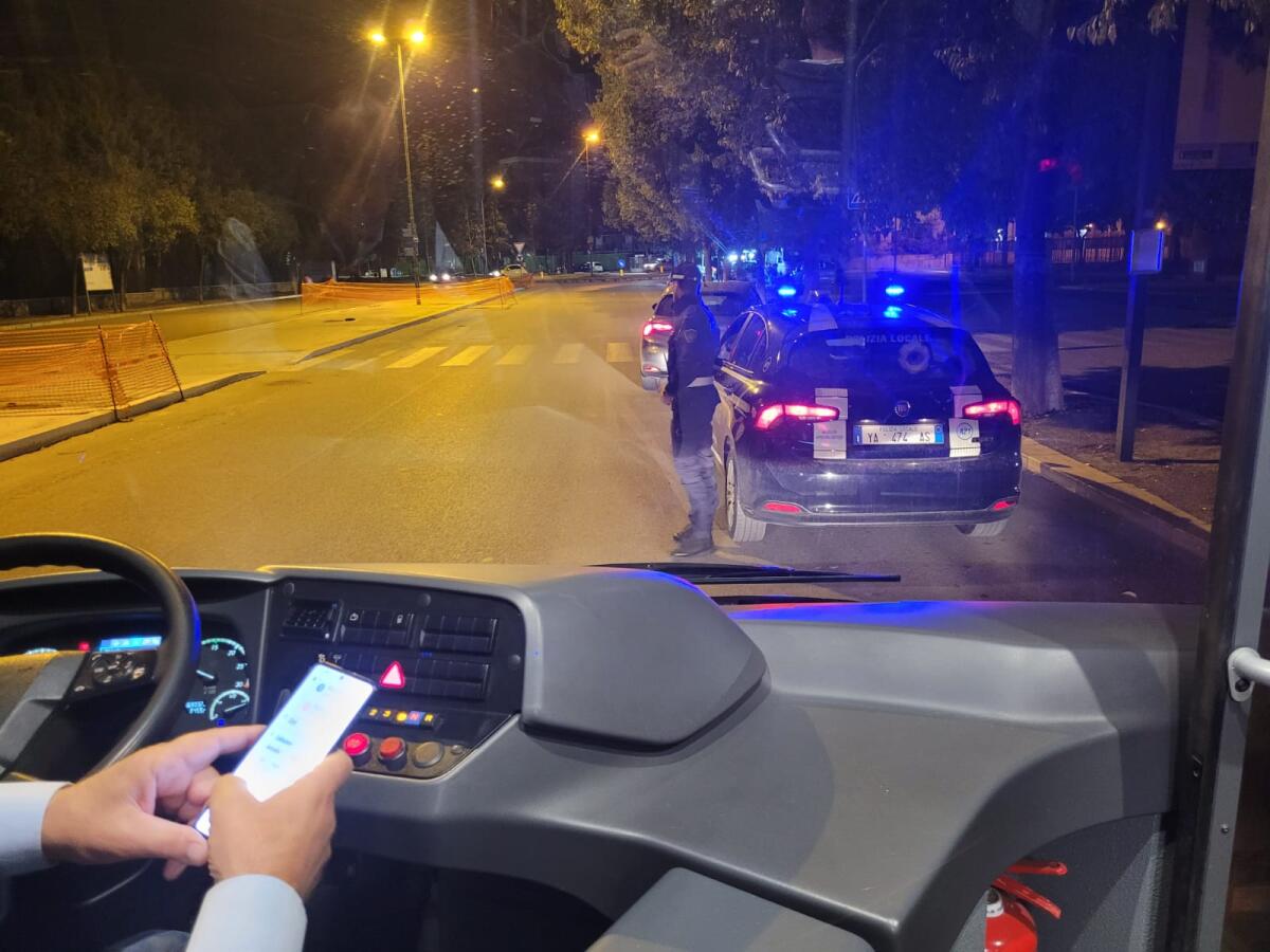 Scorta della Polizia locale ai bus presi a sassate - 