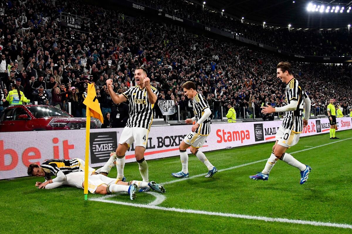 Serie A, stop a tutti i big match in notturna - TURIN, ITALY - OCTOBER 28: Andrea Cambiaso of Juventus celebrates after scoring his team's first goal with teammates Federico Chiesa, Federico Gatti, Kenan Yildiz and Fabio Miretti during the Serie A TIM match between Juventus and Hellas Verona FC at