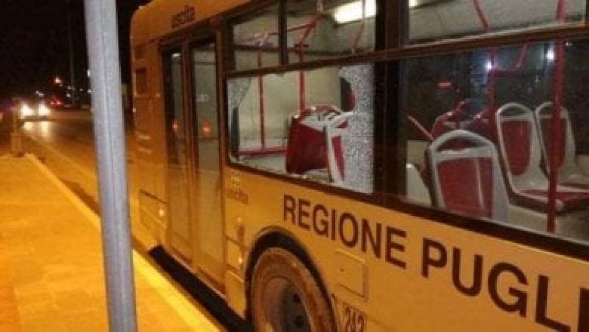 Sassi contro autobus, fermati i responsabili - 
