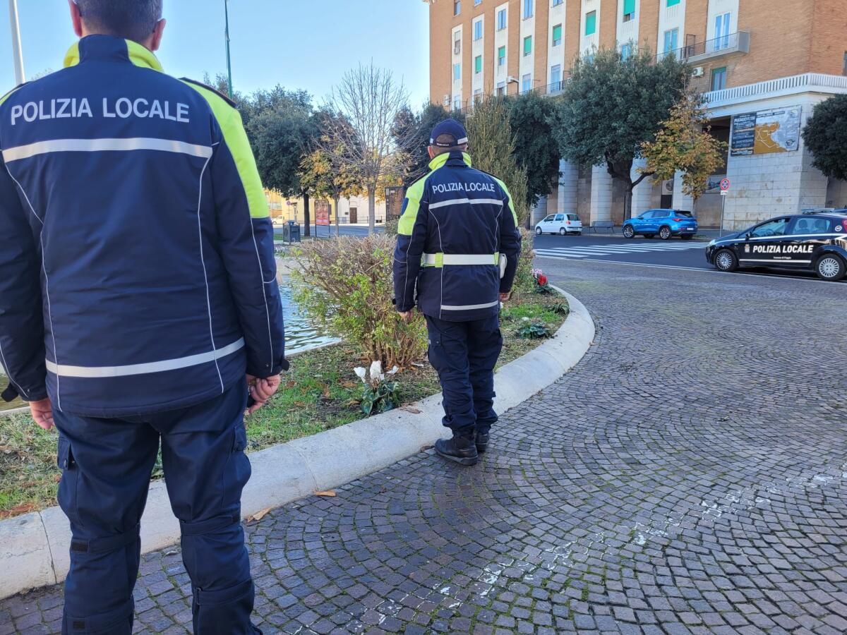 Baby vandali in azione con la complicità della madre - 
