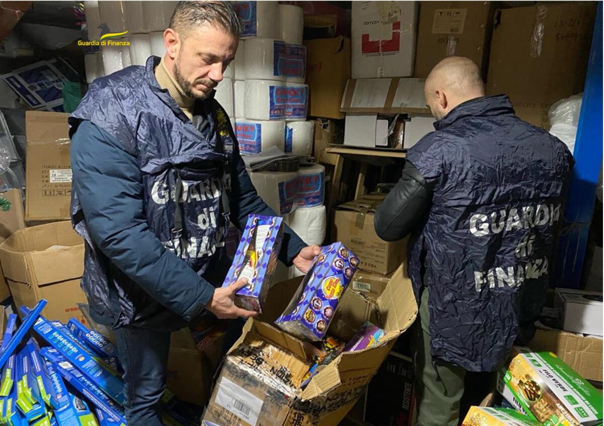 A Mattinata la Gdf sequestra articoli natalizi pericolosi - 