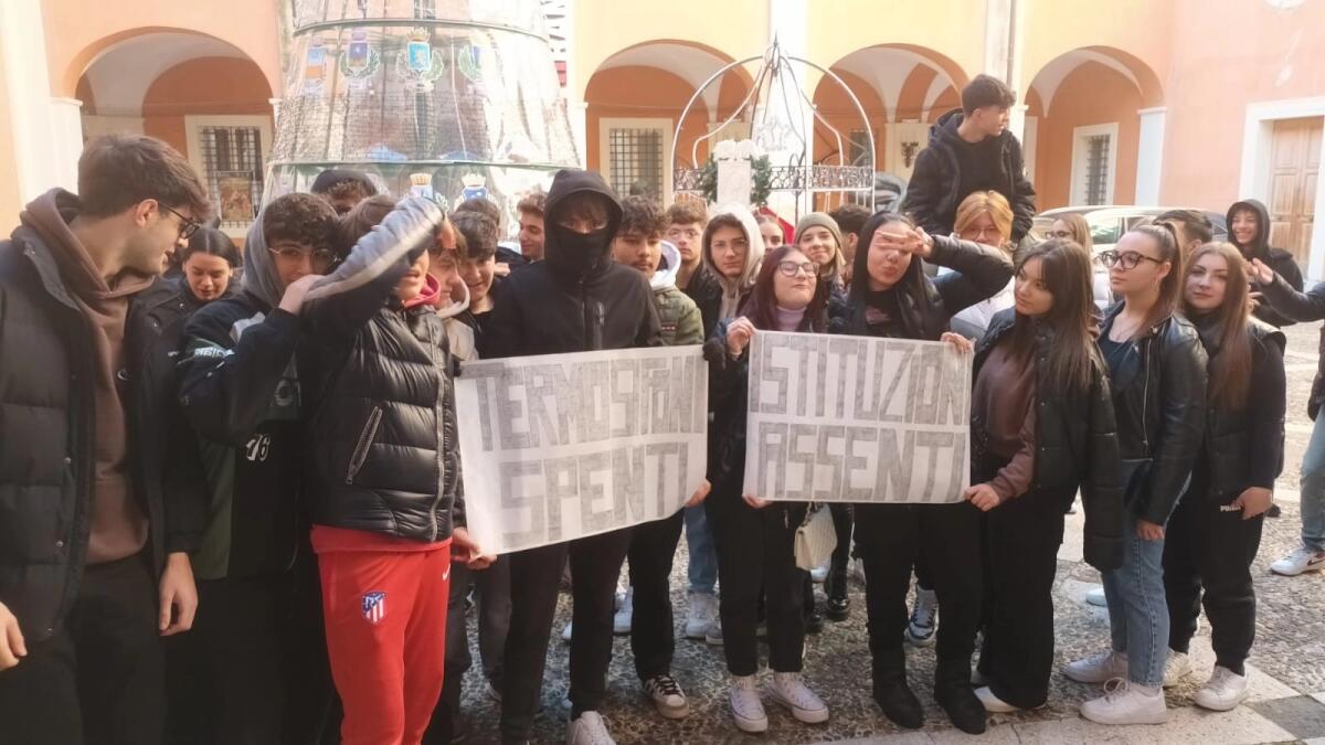 A scuola senza riscaldamento: protesta degli studenti - 