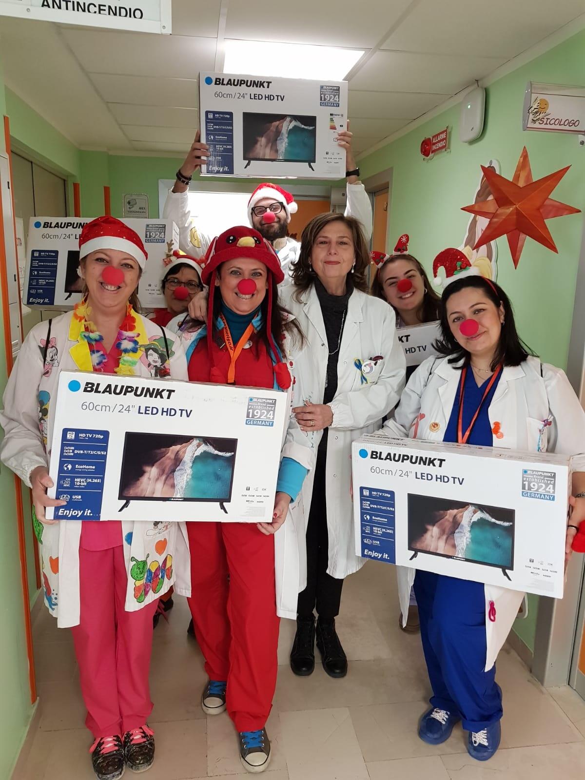 I Clown dottori donano televisori al reparto di Neuropsichiatria Infantile - 