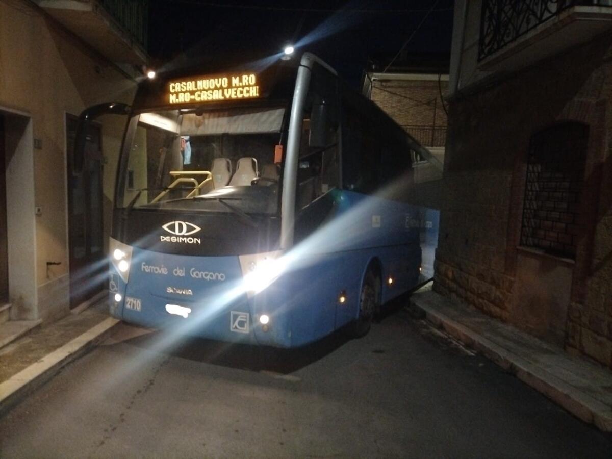 Bus di linea incastrato tra due palazzi a Casalnuovo Monterotaro - 
