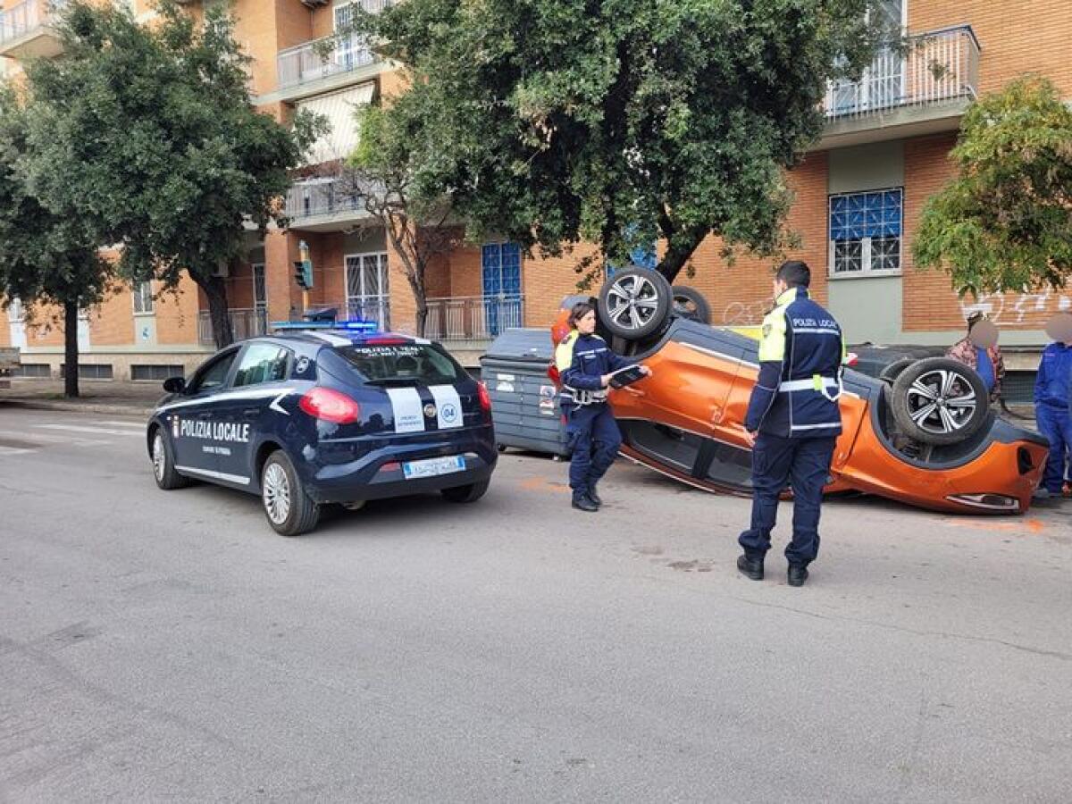 Incidente in viale I Maggio: auto si ribalta e abbatte semaforo - 