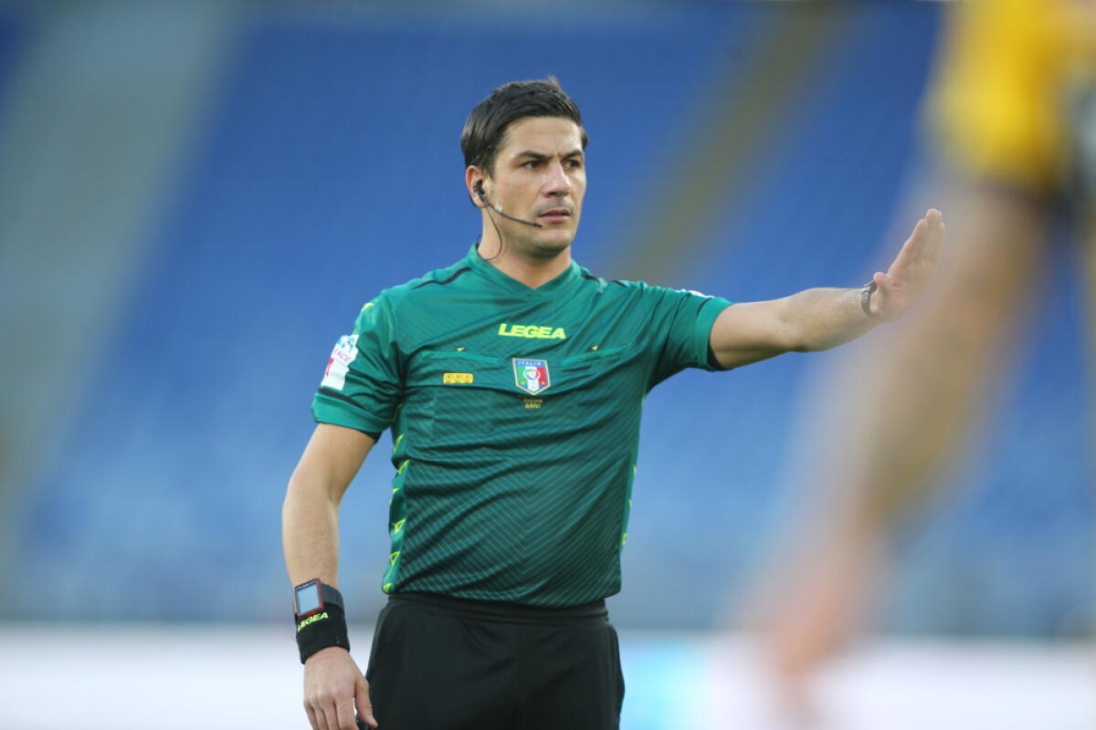 Serie B 2024: Parma il club più accreditato dai bookies - Rome, Italy - 22/11/2020: REFEREE MANGANIELLO in action IN the Serie A italian league match AS ROMA vs PARMA CALCIO 1913 at Olympic Stadium in Rome.