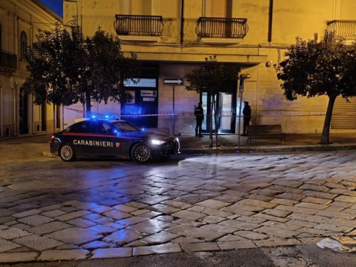 Torremaggiore, fanno esplodere il bancomat e lo portano via - 