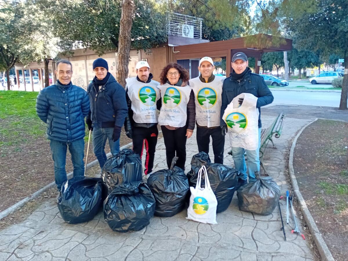 Piazza Padre Pio ripulita dai volontari de "La via della felicità" - 