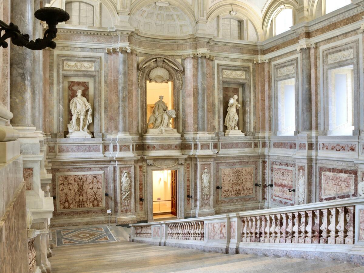 Perché Esplorare la Reggia di Caserta: Un Viaggio tra Eleganza e Storia - 