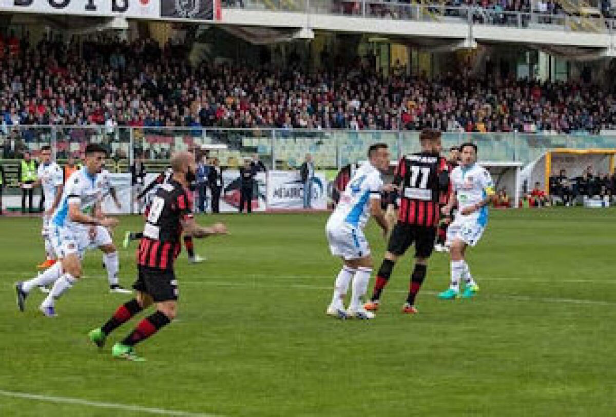 Calcio, anticipata di due giorni Foggia-Catania - 