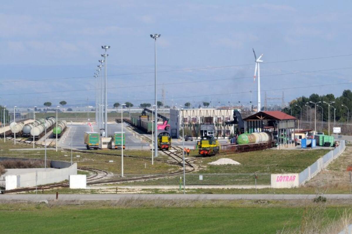 Interporto Padova, operativo treno intermodale per semirimorchi verso Foggia - 