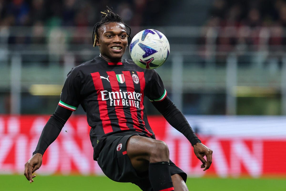 Il Paris vuole Leao per il dopo Mbappè - Rafael Leao of AC Milan in action during Serie A 2022/23 football match between AC Milan and ACF Fiorentina at Giuseppe Meazza Stadium, Milan, Italy on November 13, 2022 - Credit: Fabrizio Carabelli/LiveMedia