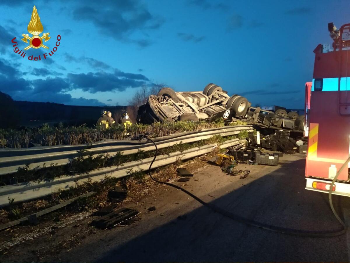 Incidente mortale sulla statale 655: deceduto conducente tir. C'è anche un ferito - 