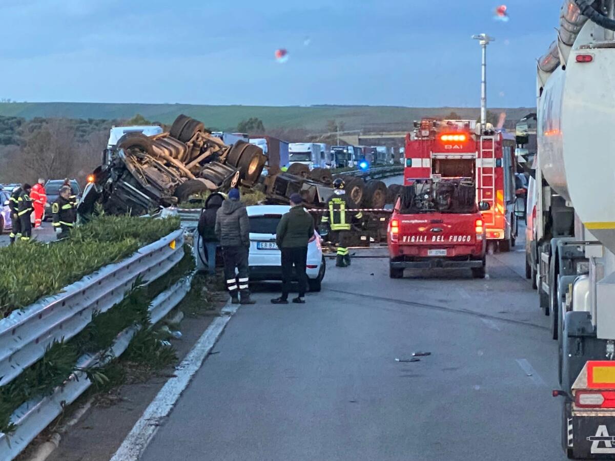 Pauroso incidente sulla Foggia-Candela: Tir si ribalta e invade carreggiata opposta - 