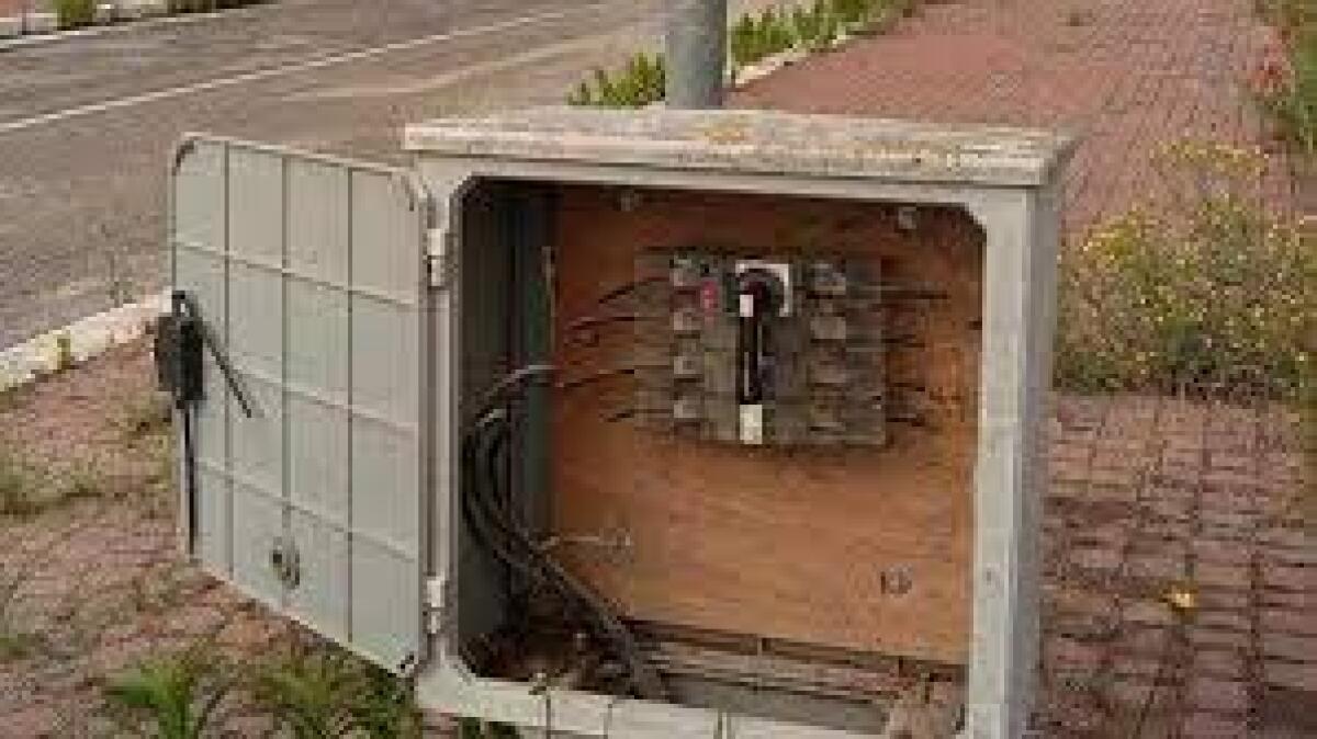 Furti di batterie nelle cabine elettriche: tre arresti - 
