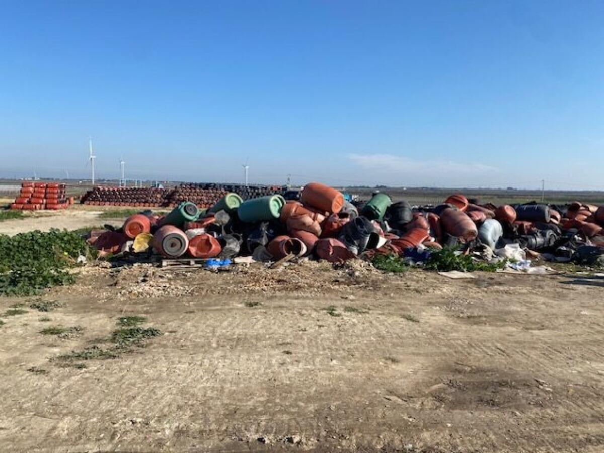 Manfredonia, sequestrata area di deposito illegale di rifiuti - 