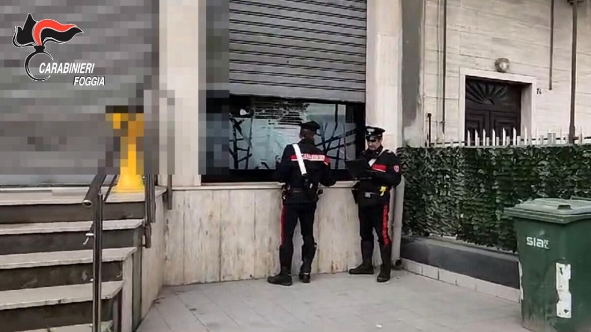 Cerignola, sfonda la vetrina di un bar con un mattone e ruba l'incasso: arrestato 40enne - 
