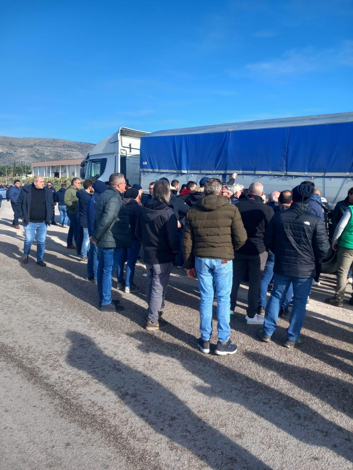 Grano estero al porto, agricoltori prelevano campioni "Da dove arriva?" - 