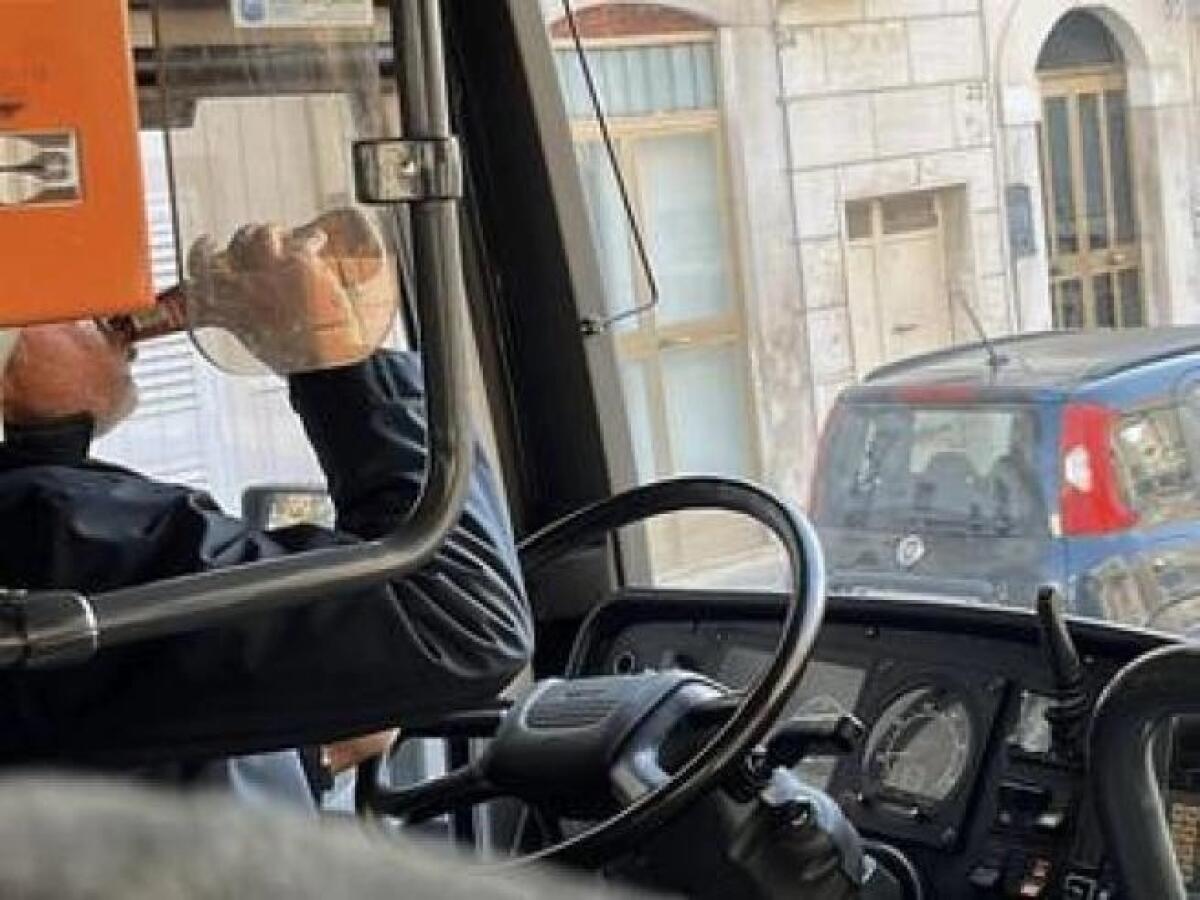 Foggia, autista bus sorseggia una birra in servizio: la nota - 