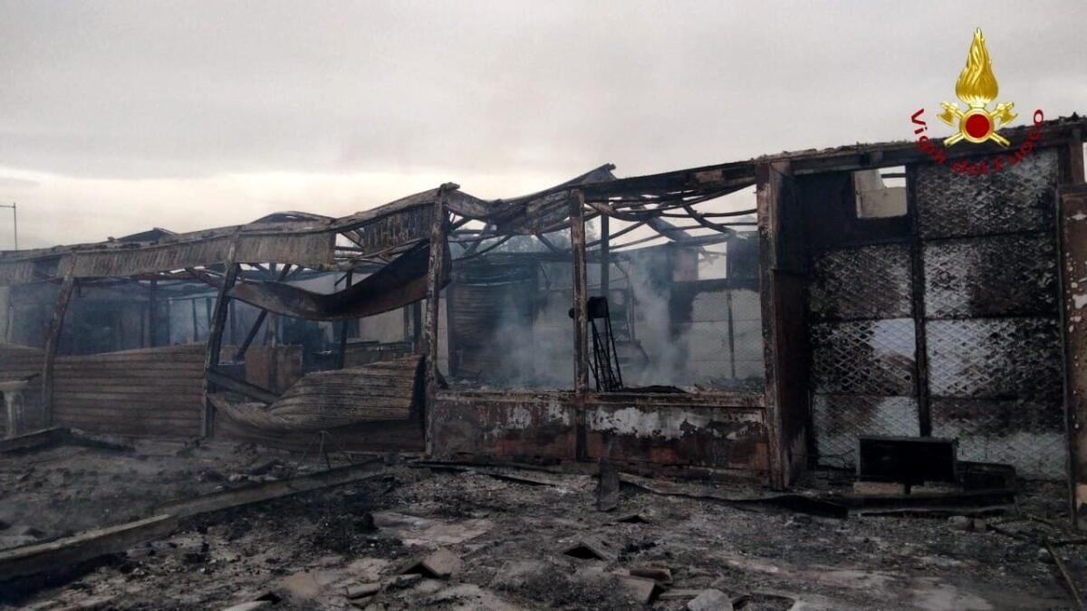 Manfredonia, in fiamme uno stabilimento balneare - 