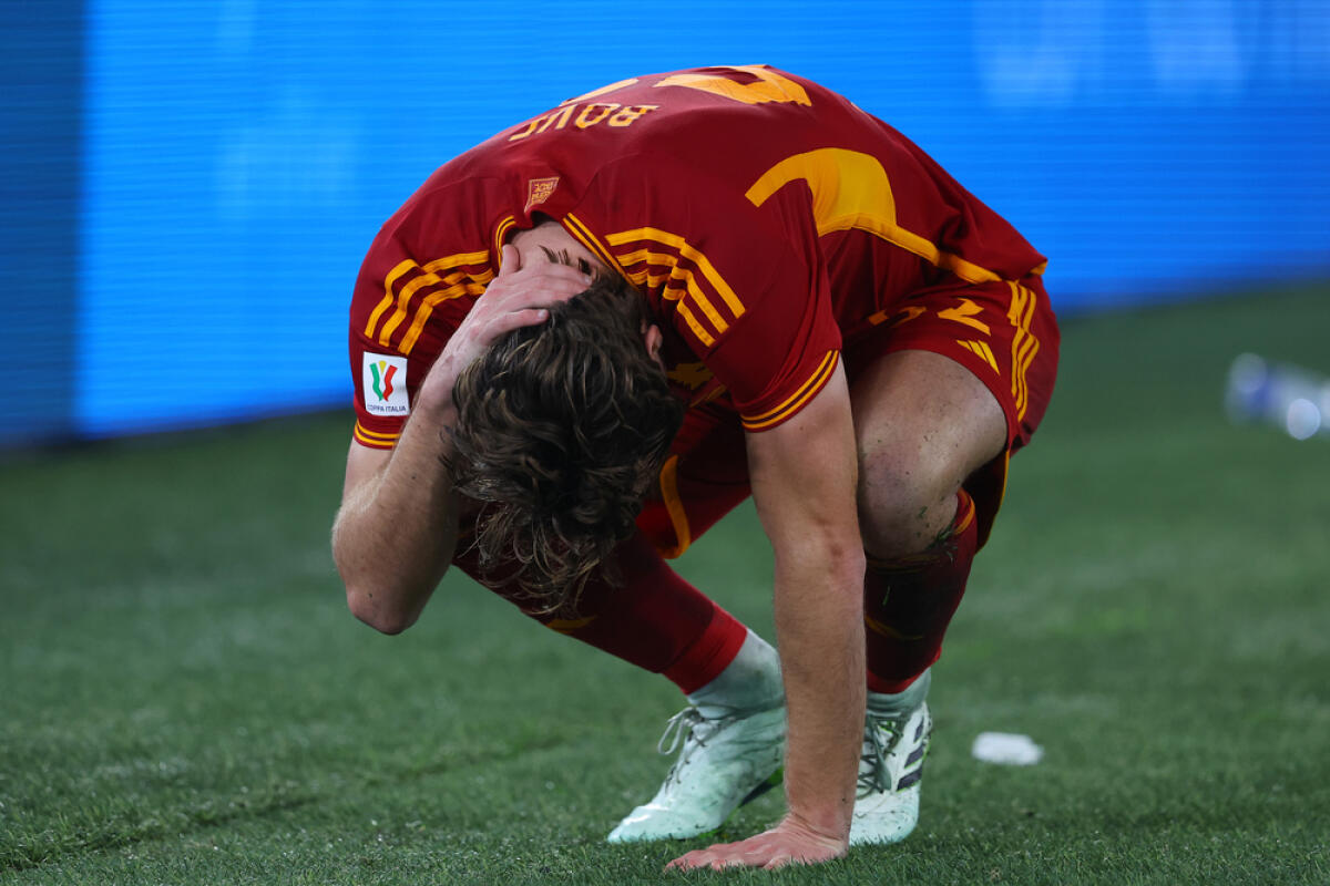 Ecco quando potrebbe partire la prossima Serie A - Rome, Italy 10.01.2024: Edoardo Bove of Roma hit by a bottle thrown by Lazio fans during the ITALY CUP “Coppa Italia” Frecciarossa  2023-2024, football match SS LAZIO vs AS ROMA at Olympic Stadium in Rome.