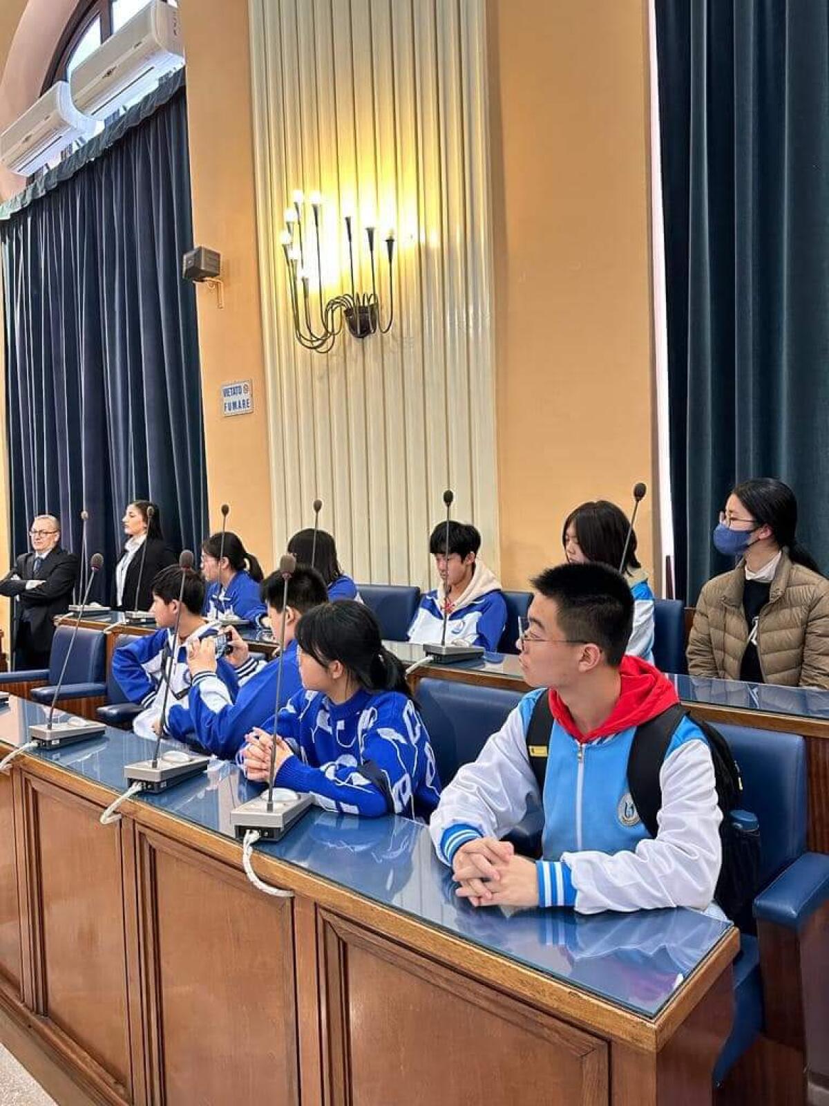 Foggia, studenti cinesi in visita a Palazzo di Città - 