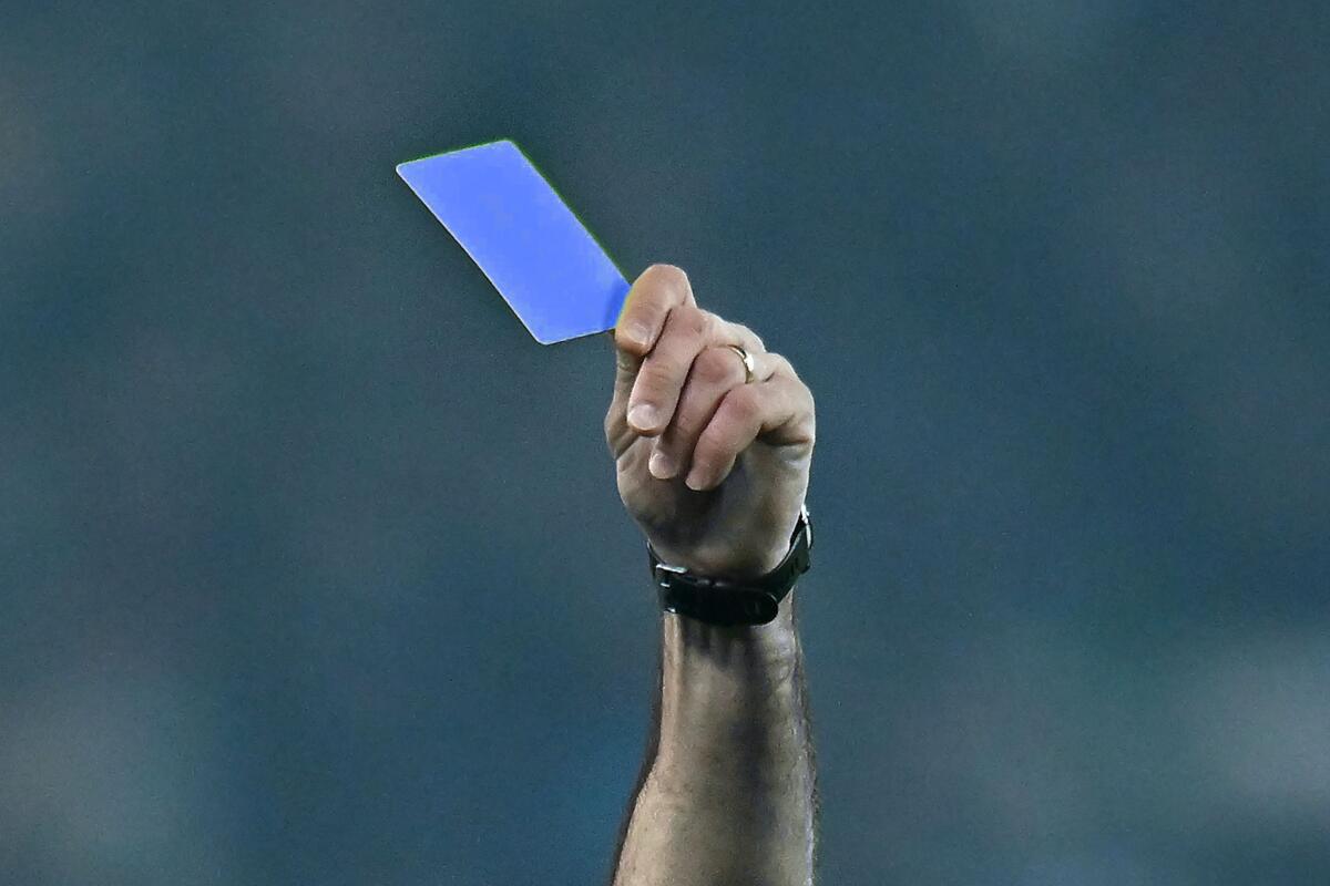 Rivoluzione nel calcio, arriva il cartellino blu - UDINE, ITALY - JANUARY 20:Referee Fabio Maresca shows the yellow card during the Serie A TIM match between Udinese Calcio and AC Milan - Serie A TIM  at Dacia Arena on January 20, 2024 in Udine, Italy. (Photo by Alessandro Sabattini/Getty Images)