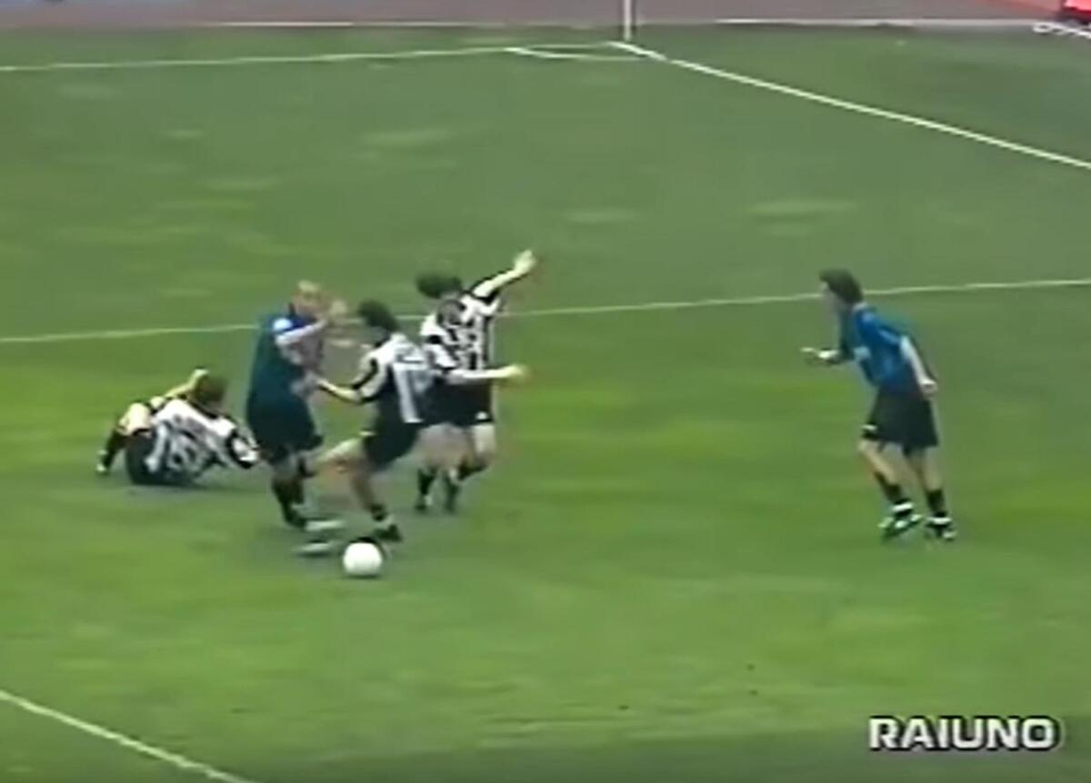 Ceccarini sul fallo Iuliano-Ronaldo: "Era fallo del Fenomeno" - Un frame tratto da un video di Raiuno mostra lo scontro fra Mark Iuliano e l'interista Ronaldo all'interno dell'area bianconera, Roma, 6 aprile 2018.  Era il 26 aprile 1998 e l'Inter perse lo scudetto nel match allo stadio Delle Alpi di Torino. L'arb