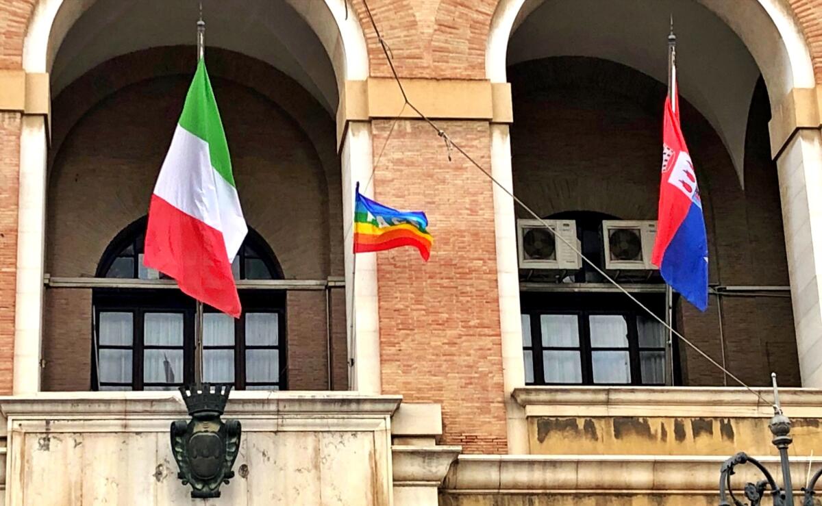 Foggia, la bandiera della pace sventola su Palazzo di Città - 