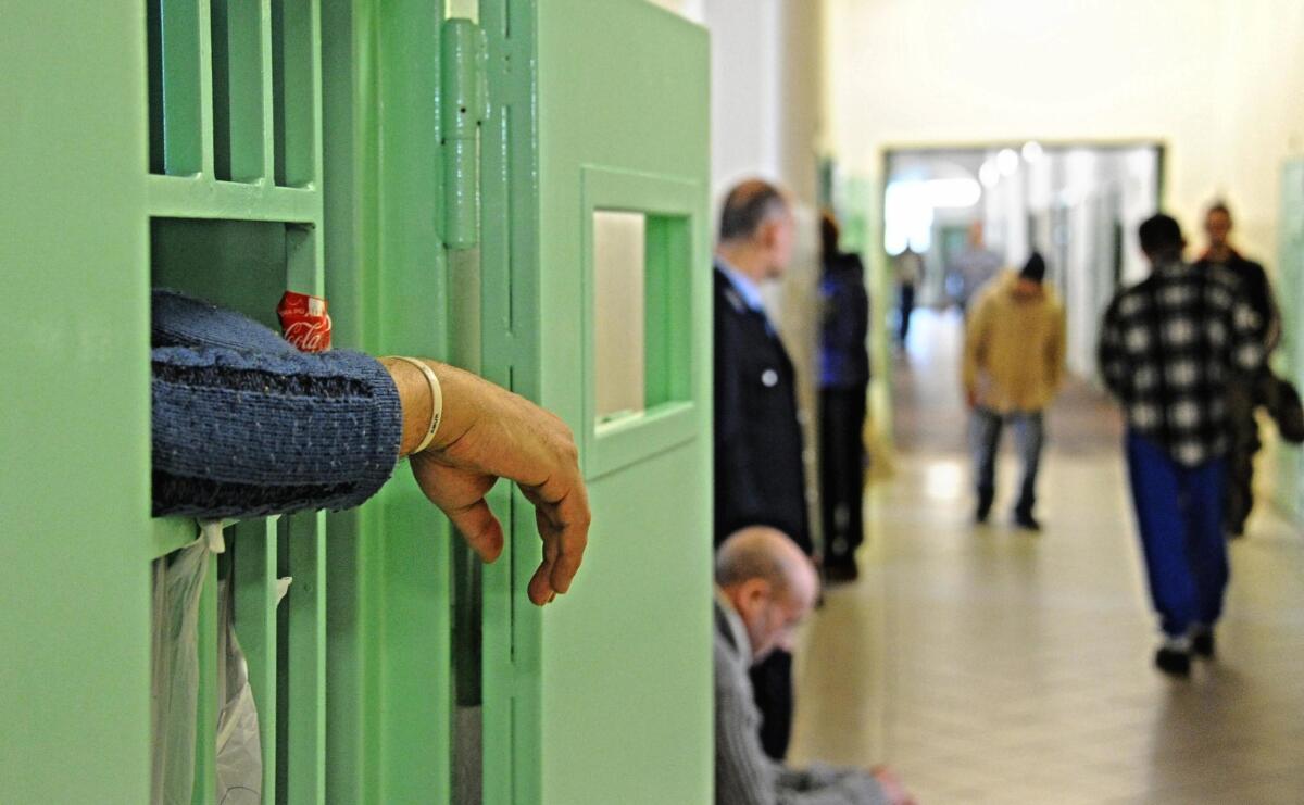 Carcere di Foggia: agenti aggrediti da un detenuto - 